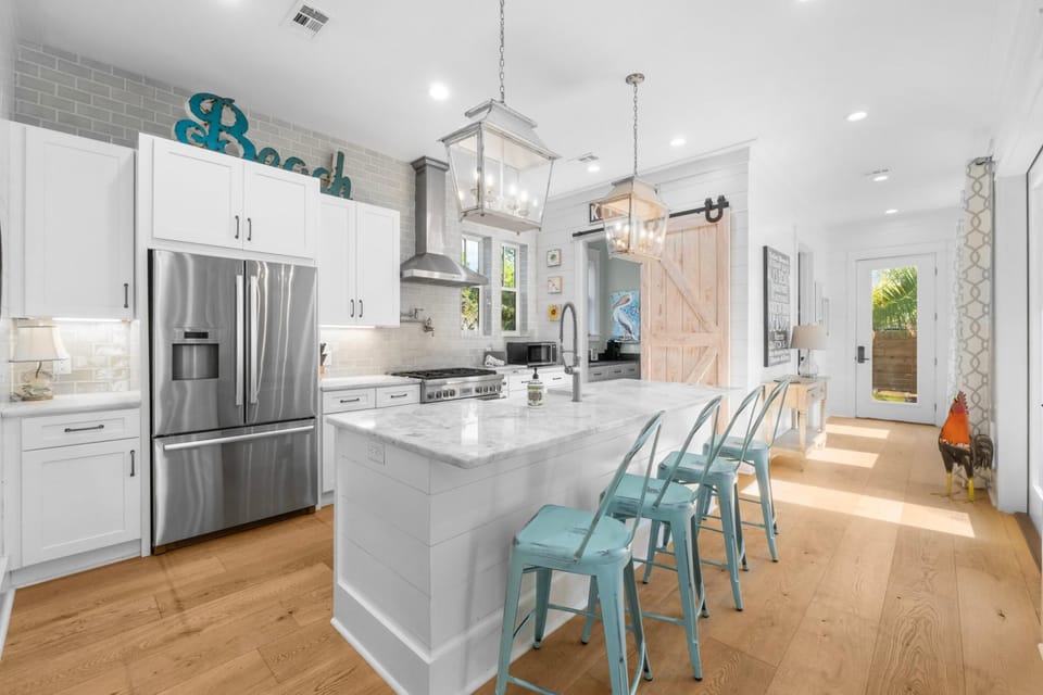 Kitchen with Breakfast Bar