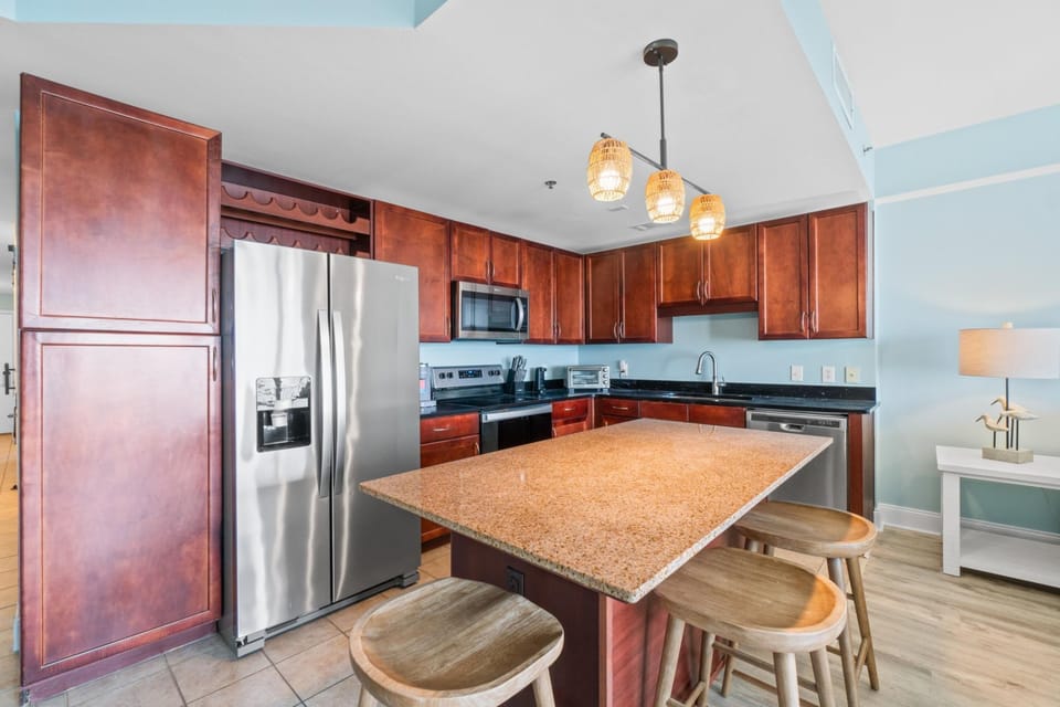 Kitchen with Breakfast Bar