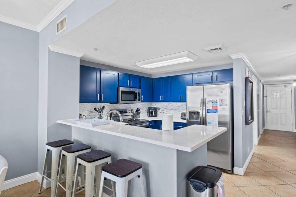 Kitchen with Breakfast Bar