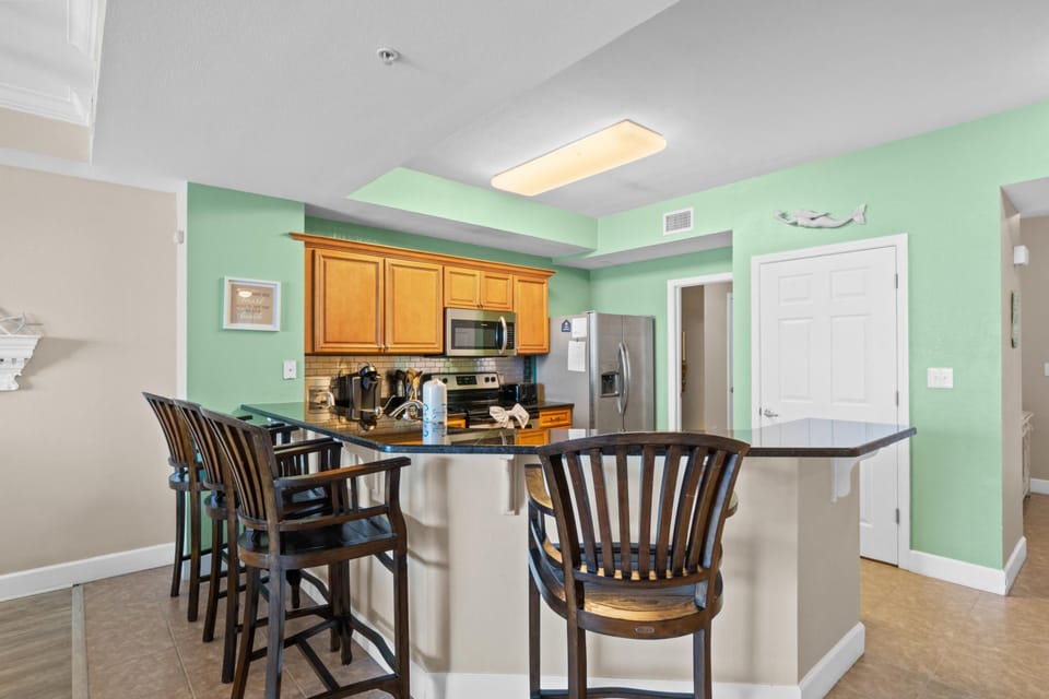 Kitchen with Breakfast Bar