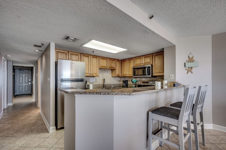 Kitchen with eat-in bar