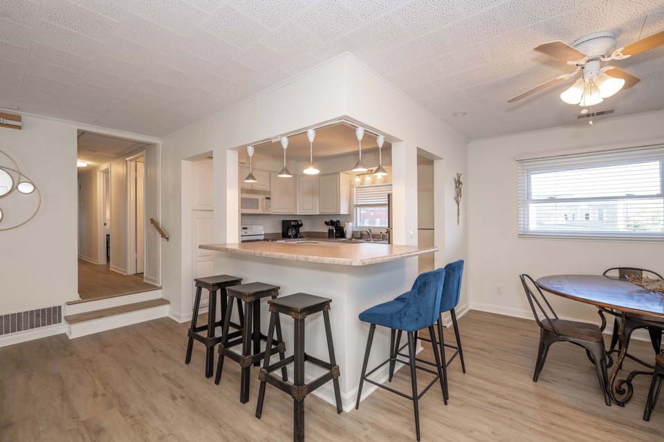 Sip morning coffee or grab a bite at Suite 2’s kitchen counter