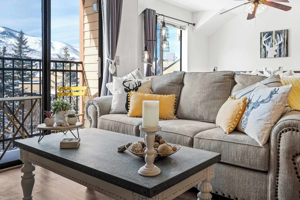 Open-plan Studio w/ Private Balcony, Sleeper Sofa, Lots of Natural Light & Custom Art