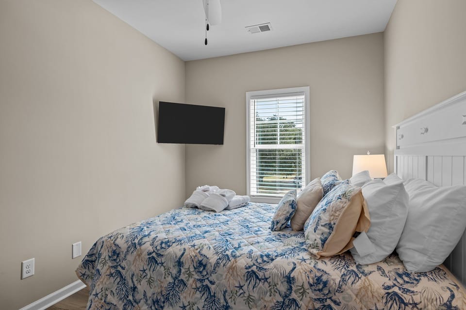 Bedroom 2 w/ Queen Bed