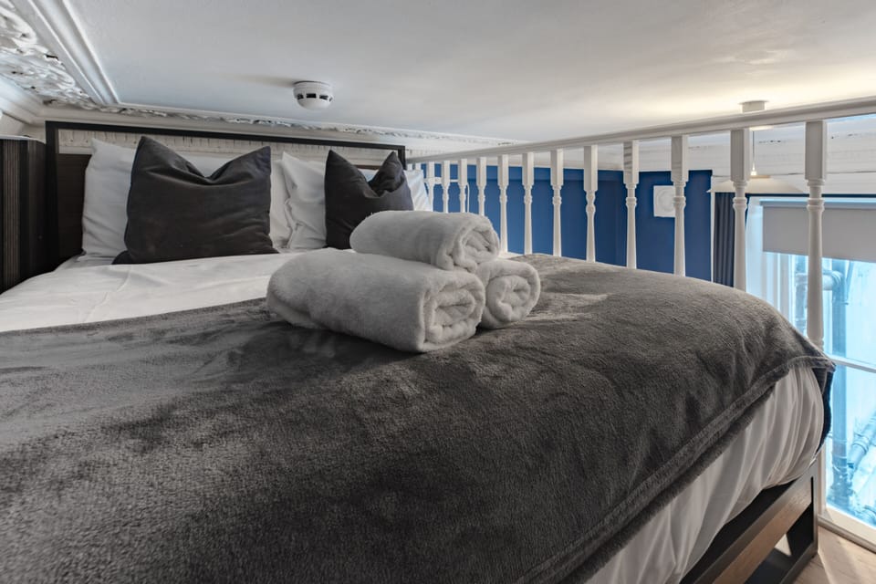  🔌 Travelling with a European or American plug? No problem at all!
Our rooms include convenient power outlets with USB and USB-C ports, so there’s no need to bring an adapter 😊