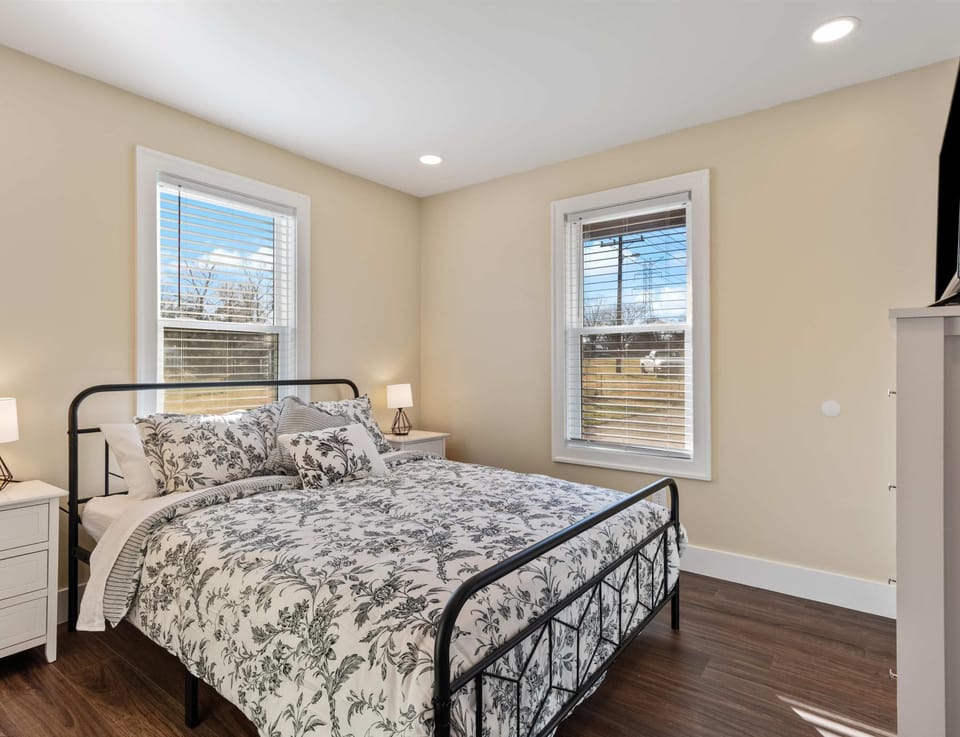 Bedroom 6 with Queen bed and Smart TV