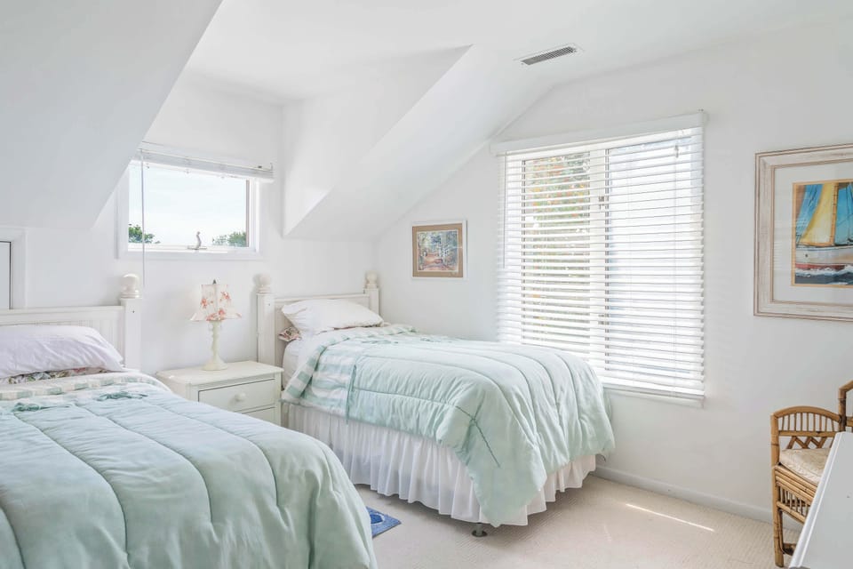 Bedroom #5 with 2 Twin Beds