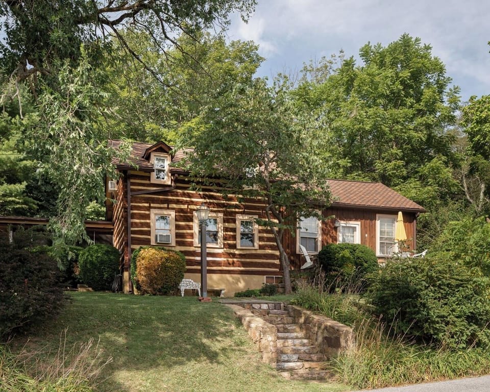 Exterior of cabin in the heart of Hot Springs