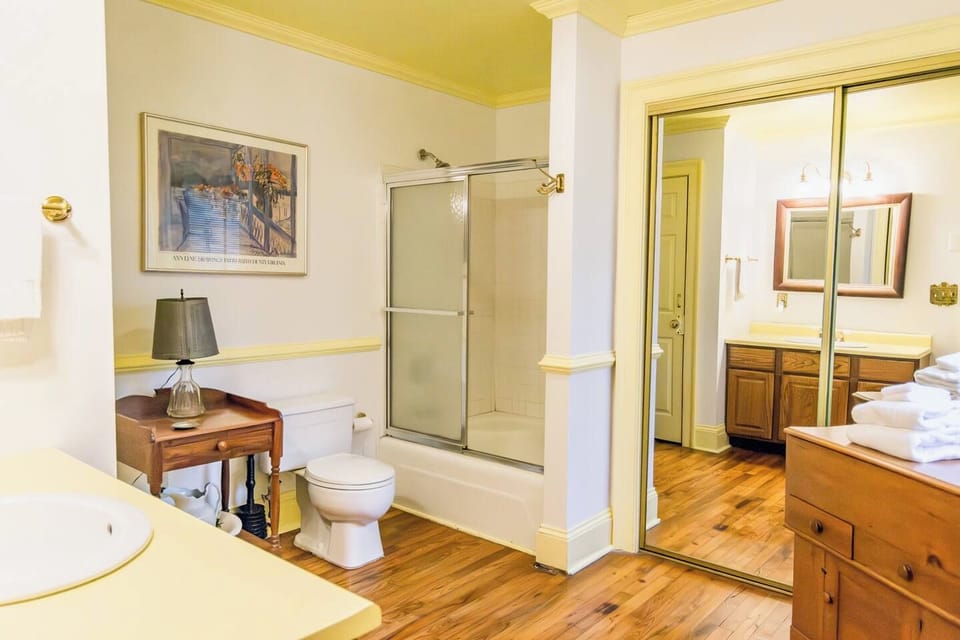 Spacious full bathroom with tub/shower combination