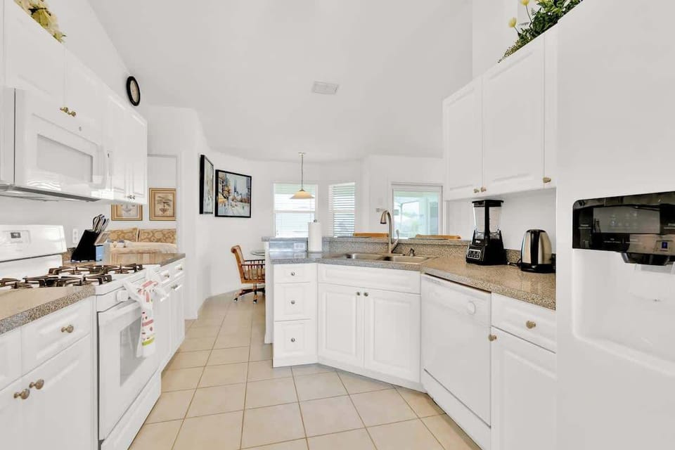 Avoid the hassle of cleaning a heap of dishes by using the dishwasher, conveniently supplied with dishwashing tablets.