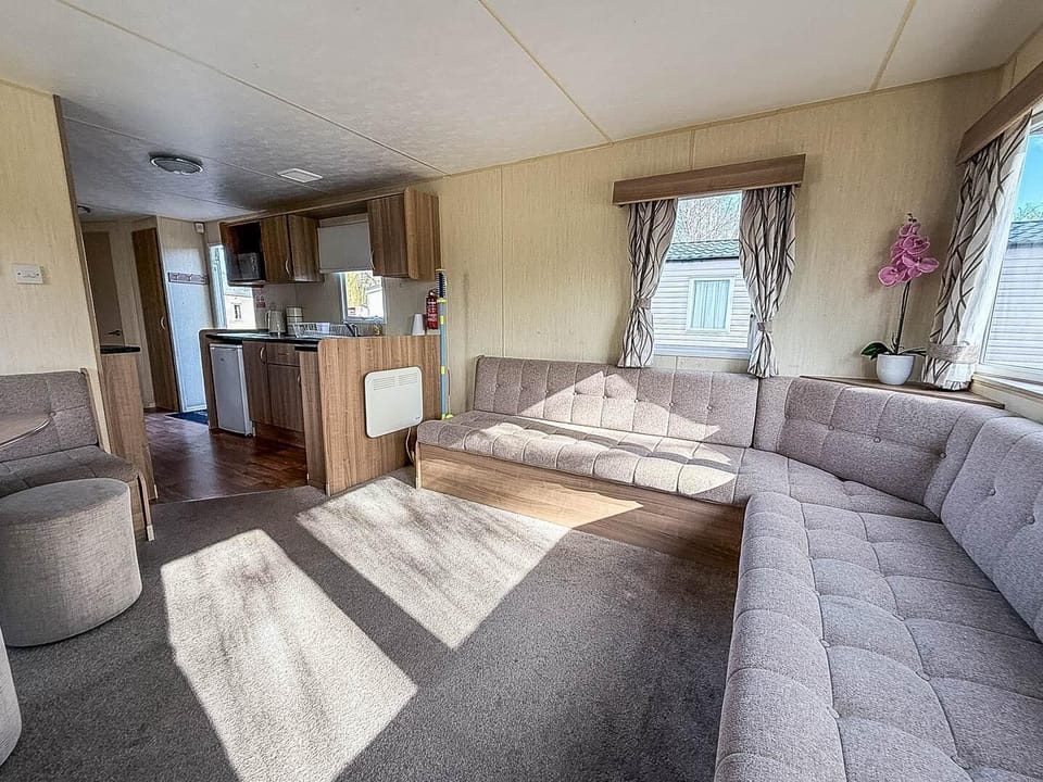 For last minute breaks, head to Southview Holiday Park Lincolnshire, perfectly located near Skegness in England, and enjoy the comfort of a cosy living area.
