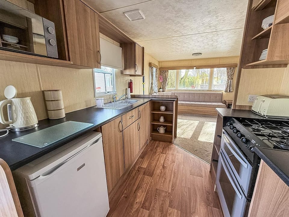 Discover the joys of caravan Skegness living at Southview Holiday Park Skegness, where the kitchen area in a caravan makes self-catering a breeze.