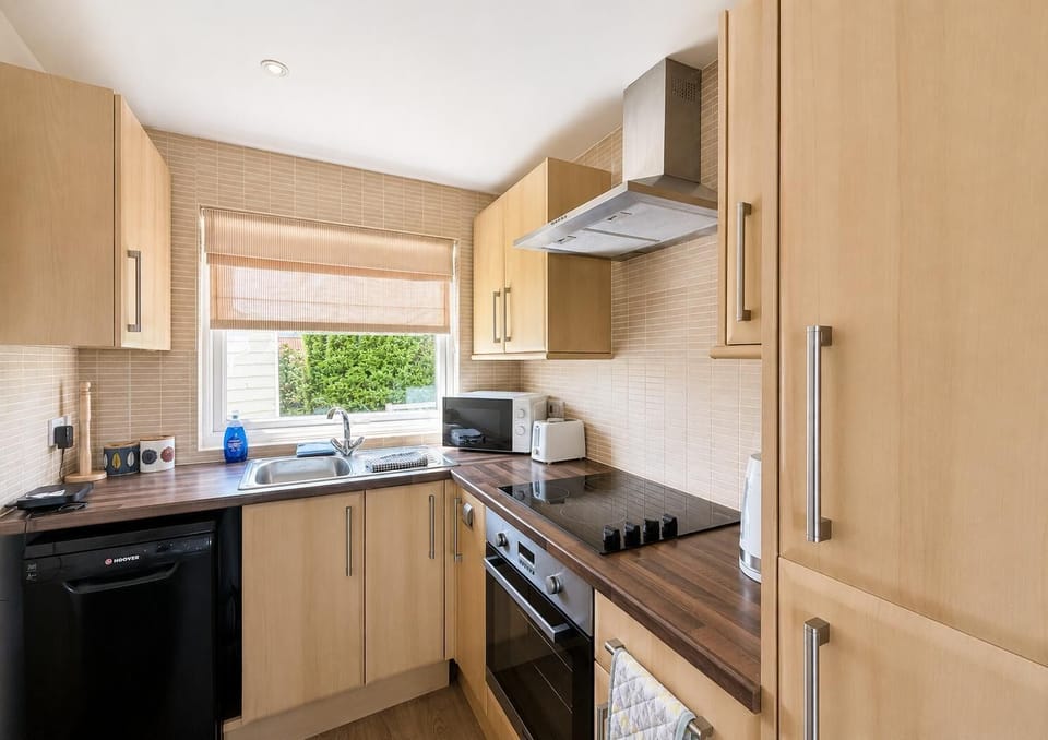 Designed for both convenience and connection, this warm and welcoming space lets you cook, dine, and socialise with your guests with ease.