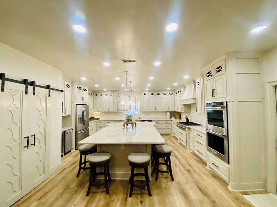 Lodge Kitchen with seating for 10