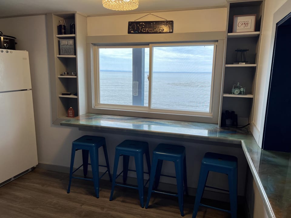 Tranquil lakeside retreat 3 bedroom home breakfast bar in kitchen