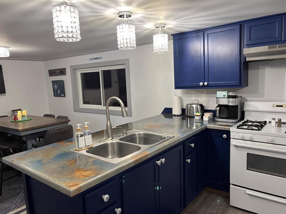 Tranquil lakeside retreat 3 bedroom home full kitchen