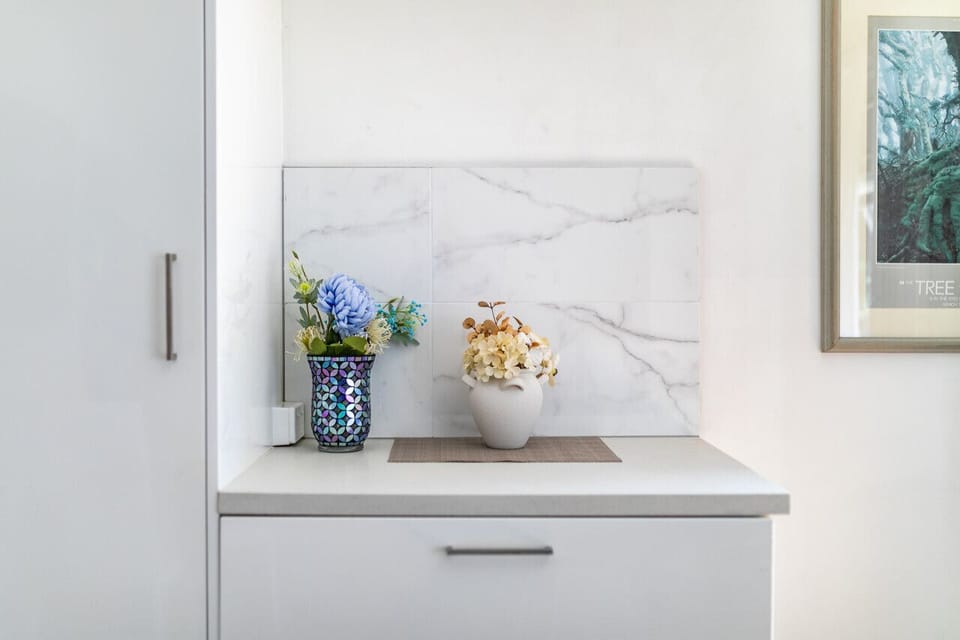 Bright and stylish kitchen nook with elegant finishes and thoughtful touches ✨🌿