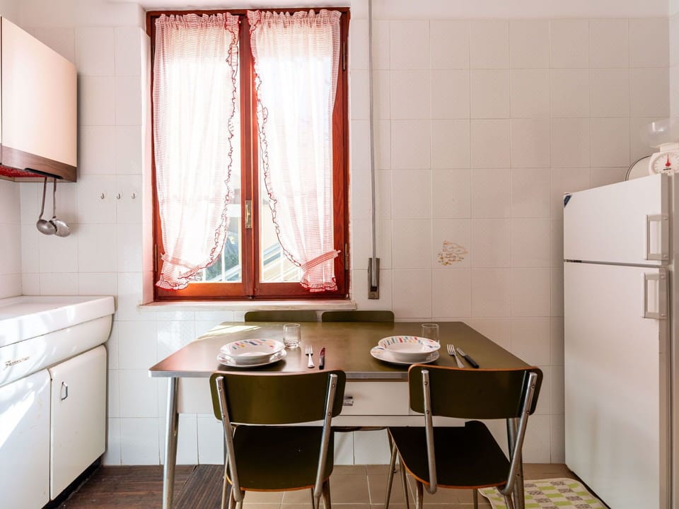 Daytime, Property, Sky, Building, Window, Shade, Comfort, Picture Frame, Interior Design, Wood