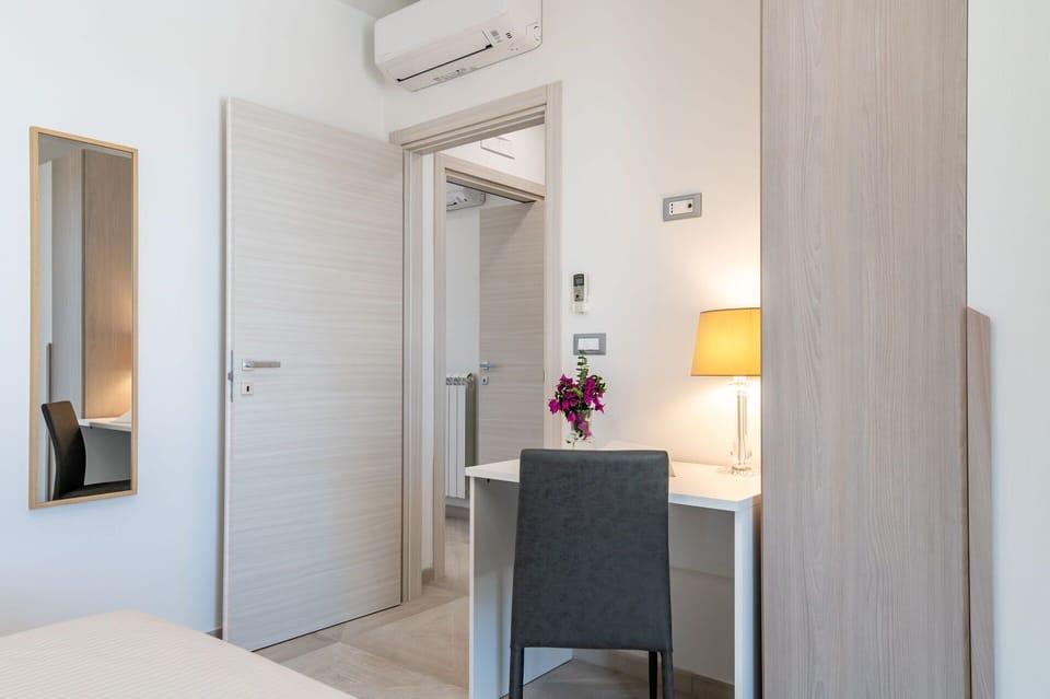 Mirror, Furniture, Wood, Plant, Picture Frame, Cabinetry, Comfort, Floor, Flooring, Houseplant