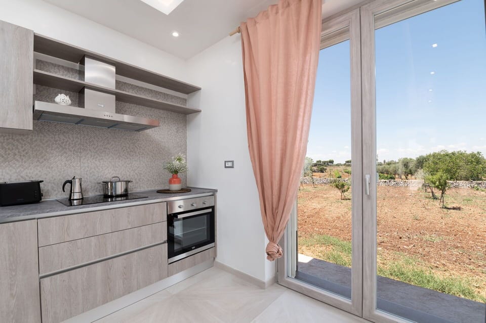 Building, Cabinetry, Property, Countertop, Plant, Wood, Kitchen Stove, Interior Design, Shade, Kitchen Appliance