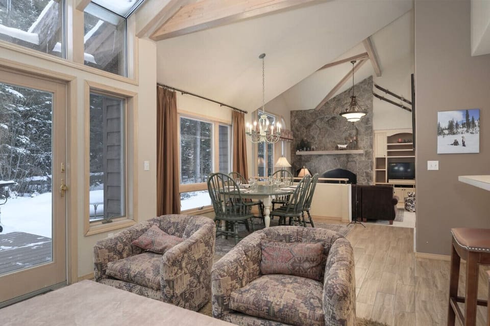Dining Area with 6 person Table