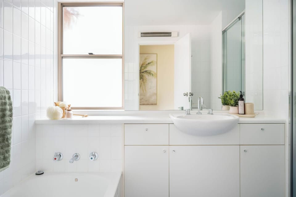 Middle Bathroom 01