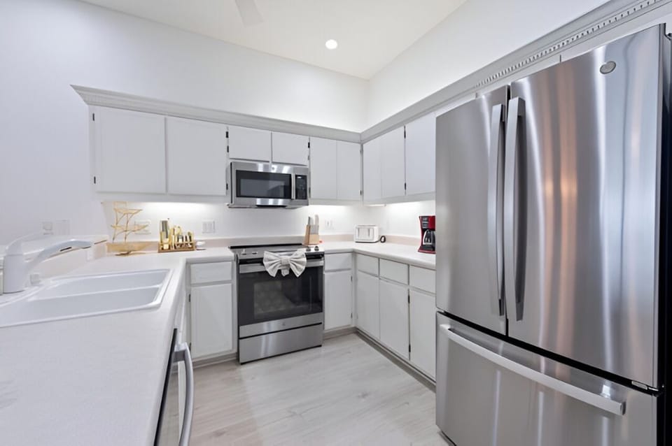 Full kitchen