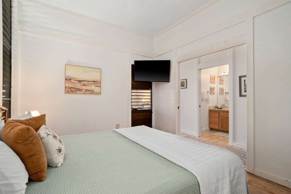 Spacious suite with ensuite bath, thoughtfully designed for relaxation and flow.