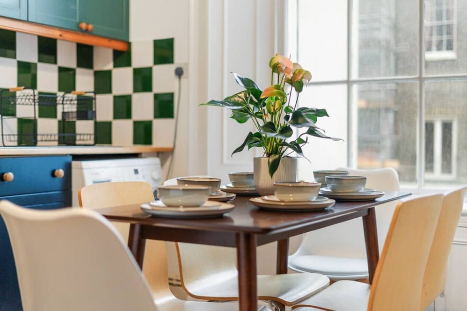 Kitchen (6 seater dining table)