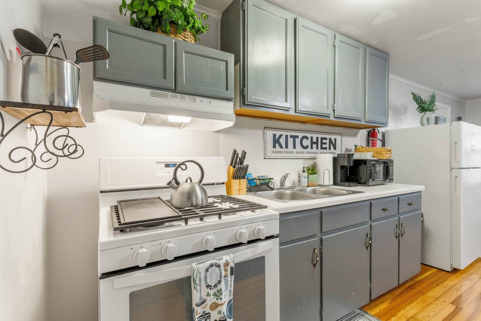 We offer a full kitchen complete with all of the essentials to cook any meal! 