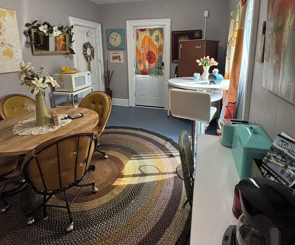 Dining area / kitchenette