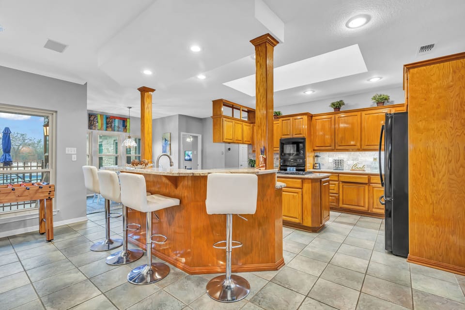 Bar stool Dining area - 4 persons easily. 4 more can seat on adjacent side.