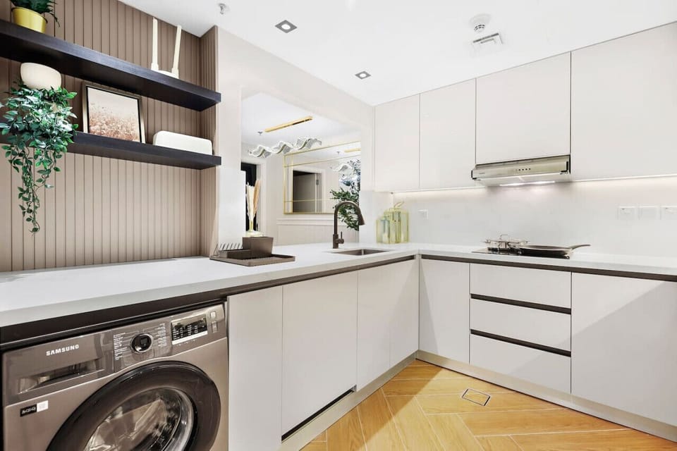 Modern Kitchen: Chef’s paradise with sleek design, ample storage, and stylish accents!
