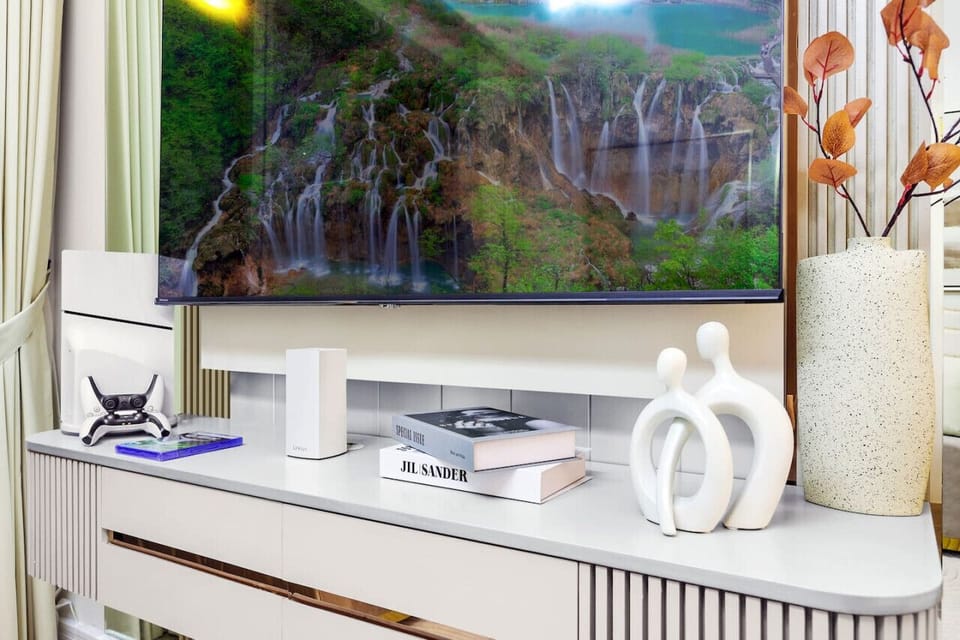Living Room: Experience luxury with modern decor and scenic views on a stunning flat-screen TV!