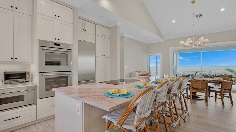 A flattop range in the island so you can wow your guests with a culinary prowess...