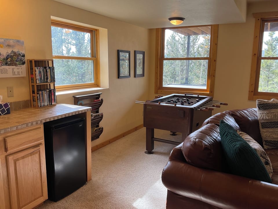 Foosball table, blueray movies, wet bar, just outside...inviting hot tub!