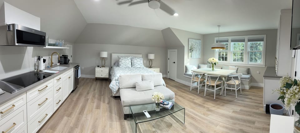 Carriage Home apartment with full kitchen and bath