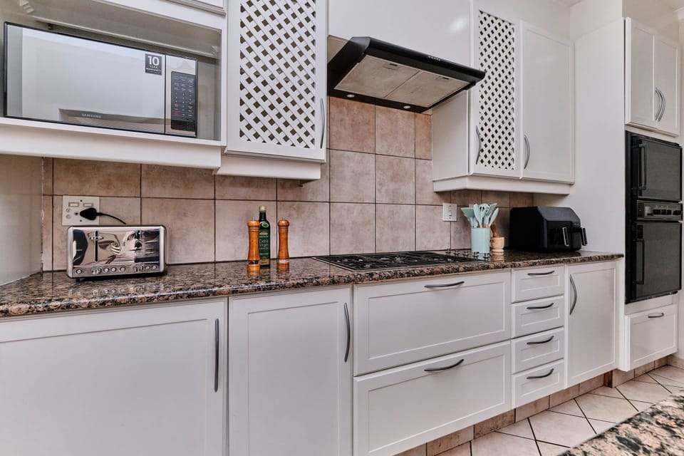 The Manor - Kitchen - L100