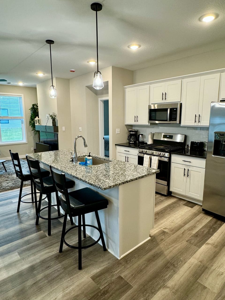 Fully equipped kitchen with stainless steal appliances (1)