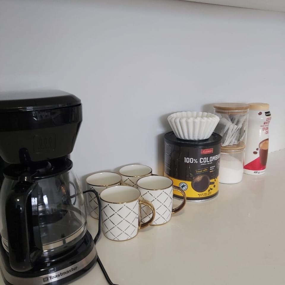 Start your day with our coffee station: Toastmaster maker, Colombian coffee
