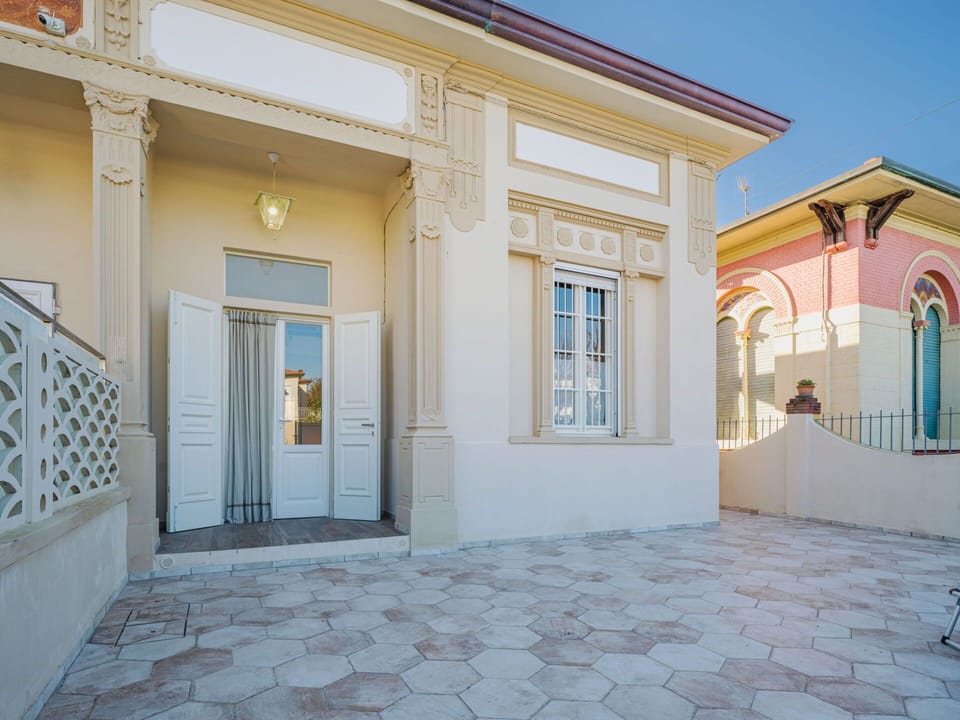 Building, Plant, Furniture, Table, Chair, Window, Shade, Tree, Orange, Outdoor Furniture