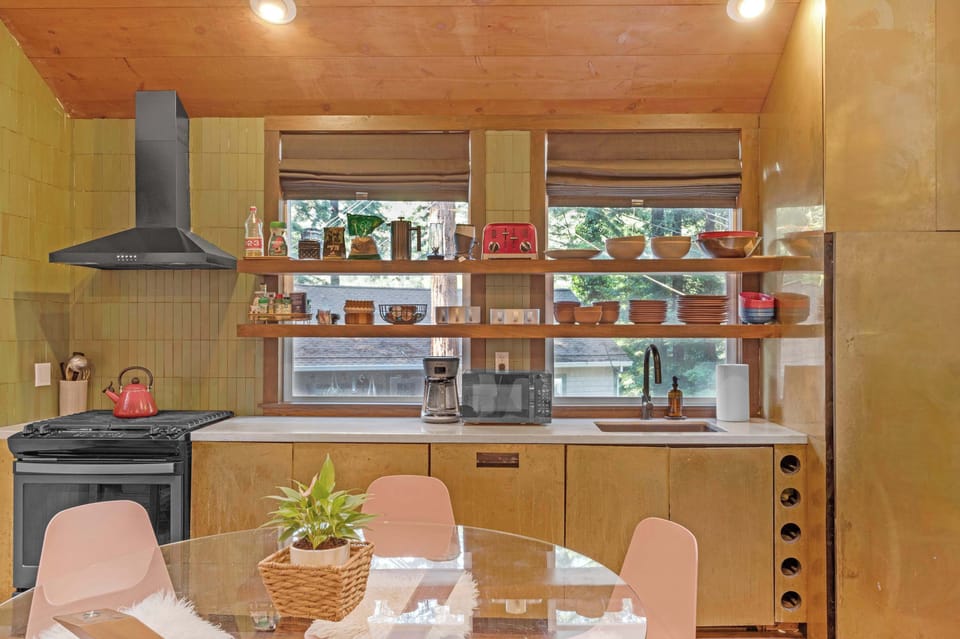 Sweet and simple, the kitchen has everything you need to prepare meals in style. 