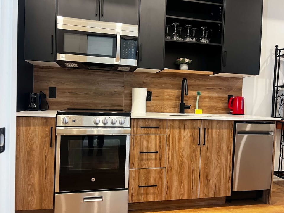 Elegant and equipped – from morning coffee to gourmet dinners, this kitchen has it all.