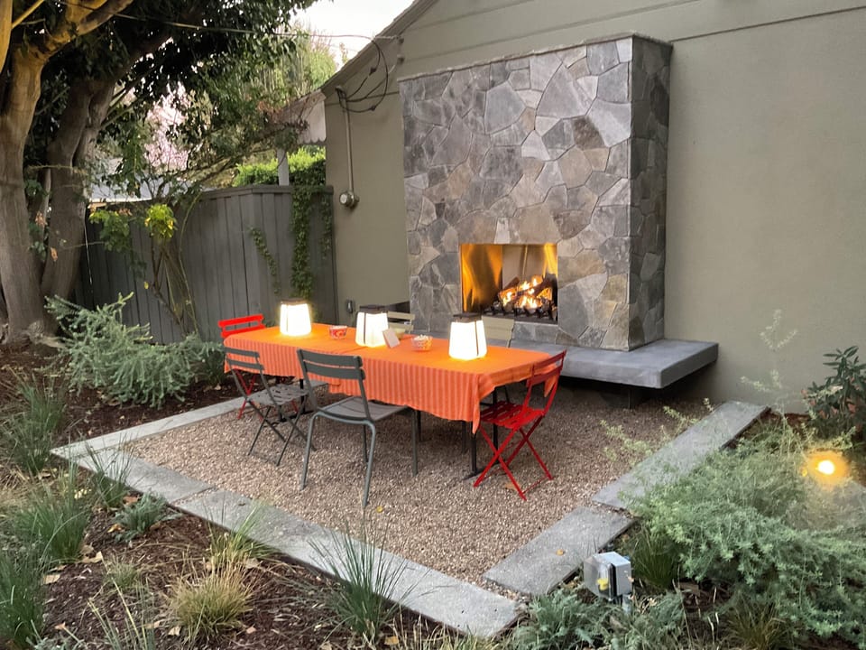 Outdoor dining & fireplace
