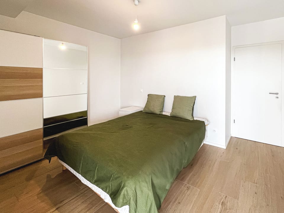 Large bedroom with 160 x 200 bed