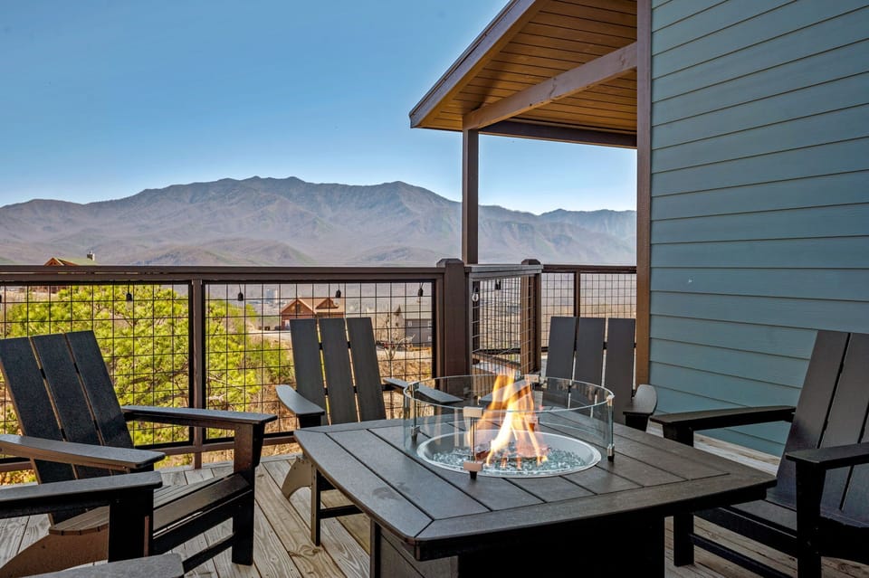 Fire table w/ spectacular mountain views!