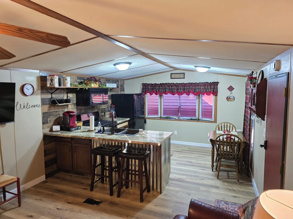 Overall open floor plan from living room into kitchen