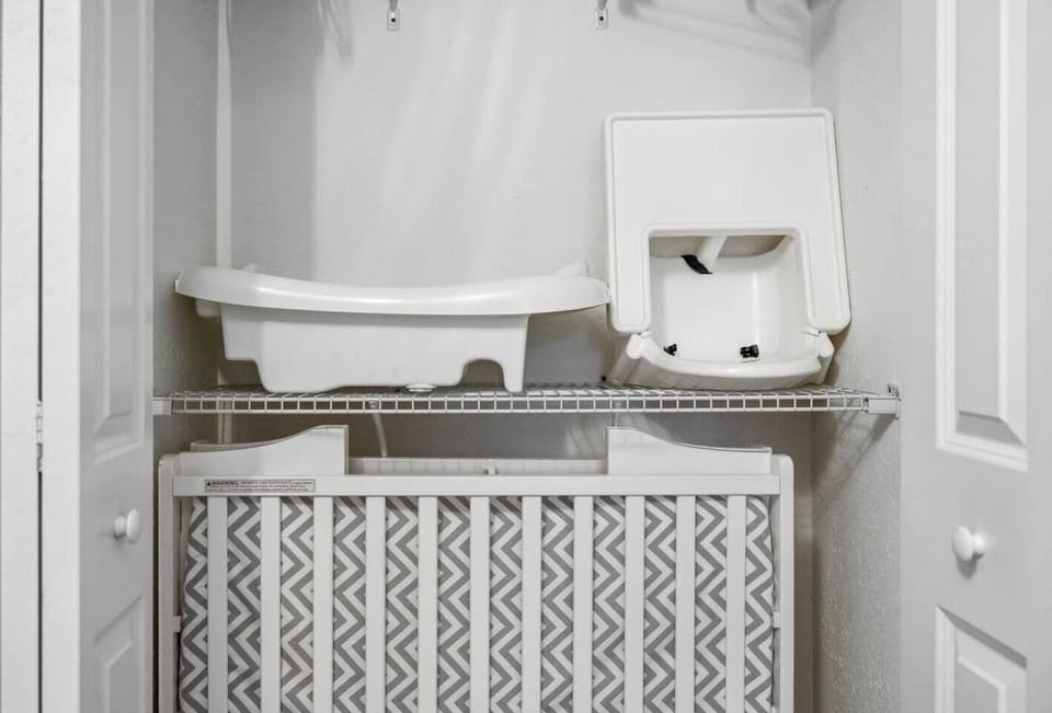 Make traveling with little ones easy with a convenient baby bath and seat, ensuring comfort and care for your child during your stay.