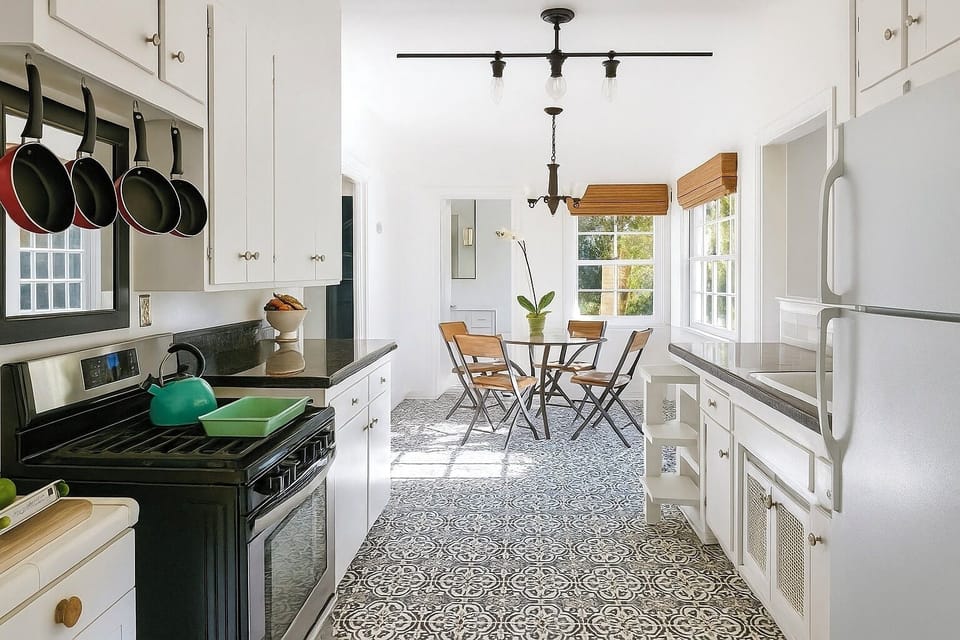 NEWLY REMODELED SUN-SOAKED KITCHEN+TREE-TOP VIEWS+5 MINS HOLLYWOOD+15: UNIVERSAL