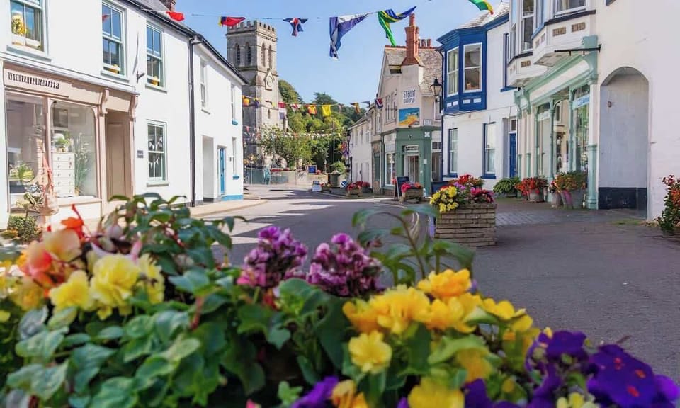 Springtime in Beer is filled with joy. Take a leisurely stroll through the village, breathe in the fresh air, and unwind with a warm cup of tea.